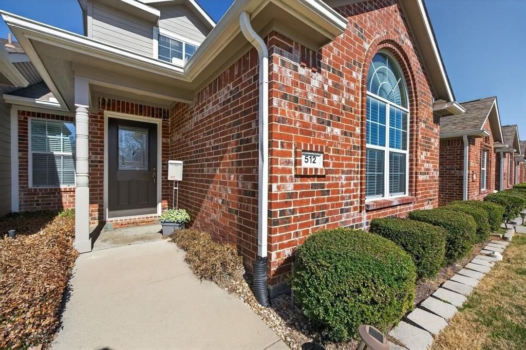 512 Oakridge Dr - Photo 3 of 35