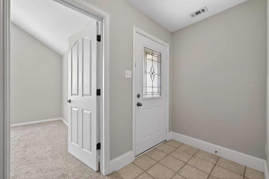 512 Oakridge Dr - Photo 4 of 35