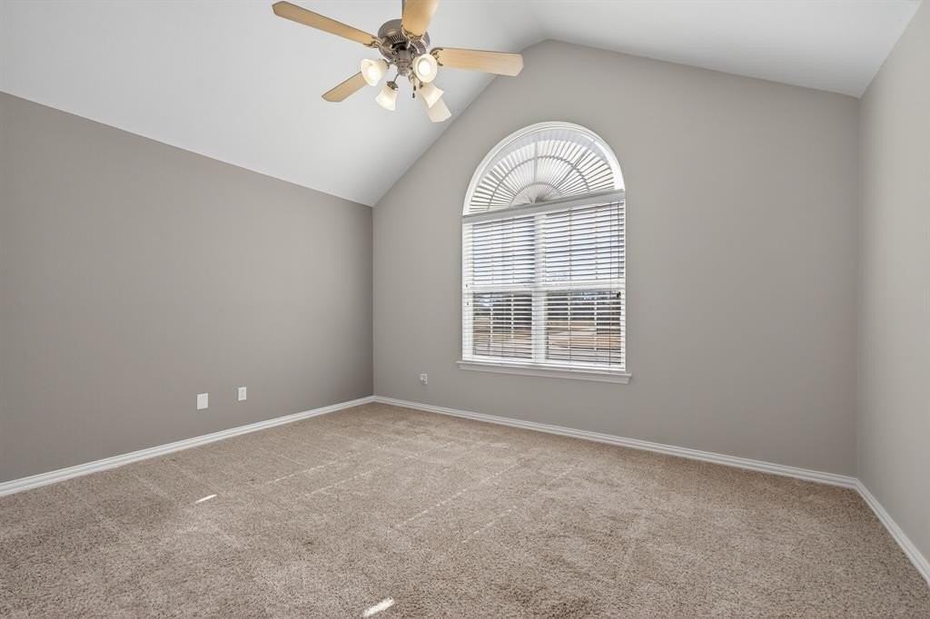 512 Oakridge Dr - Photo 5 of 35