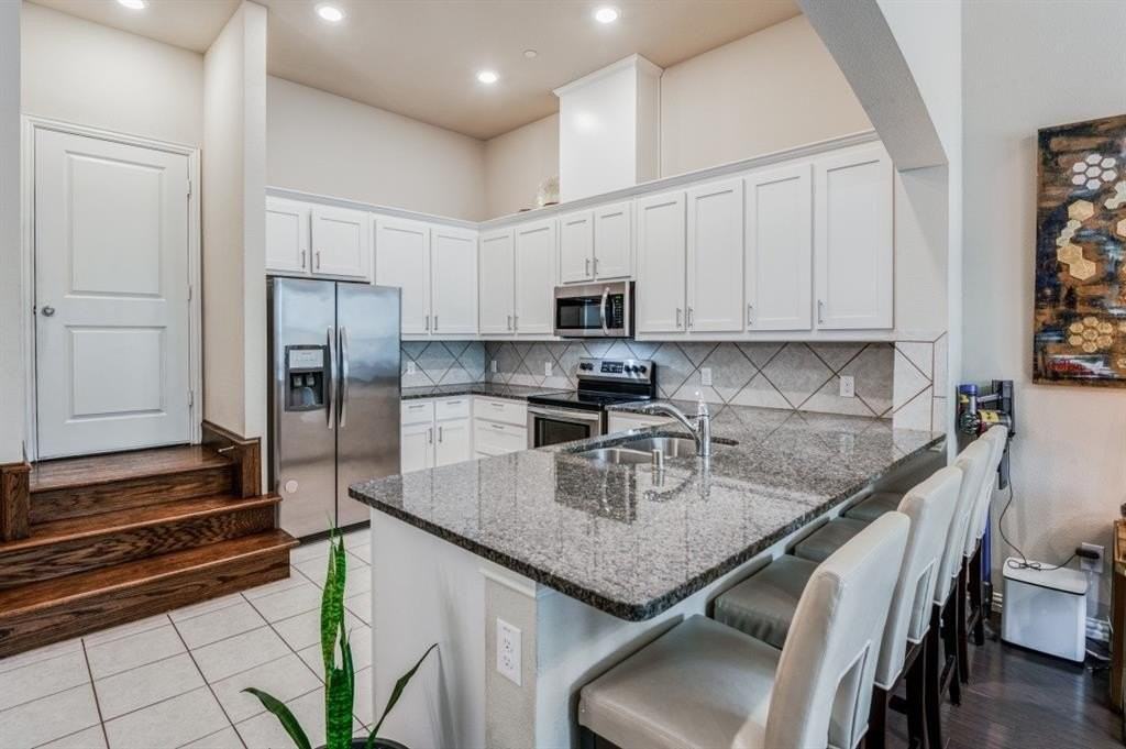 2563 Sarah Ln - Photo 5 of 23