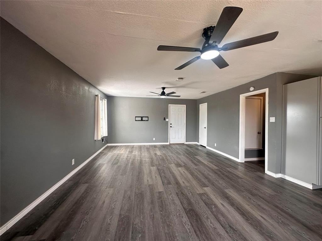 230 Bell St - Photo 3 of 8