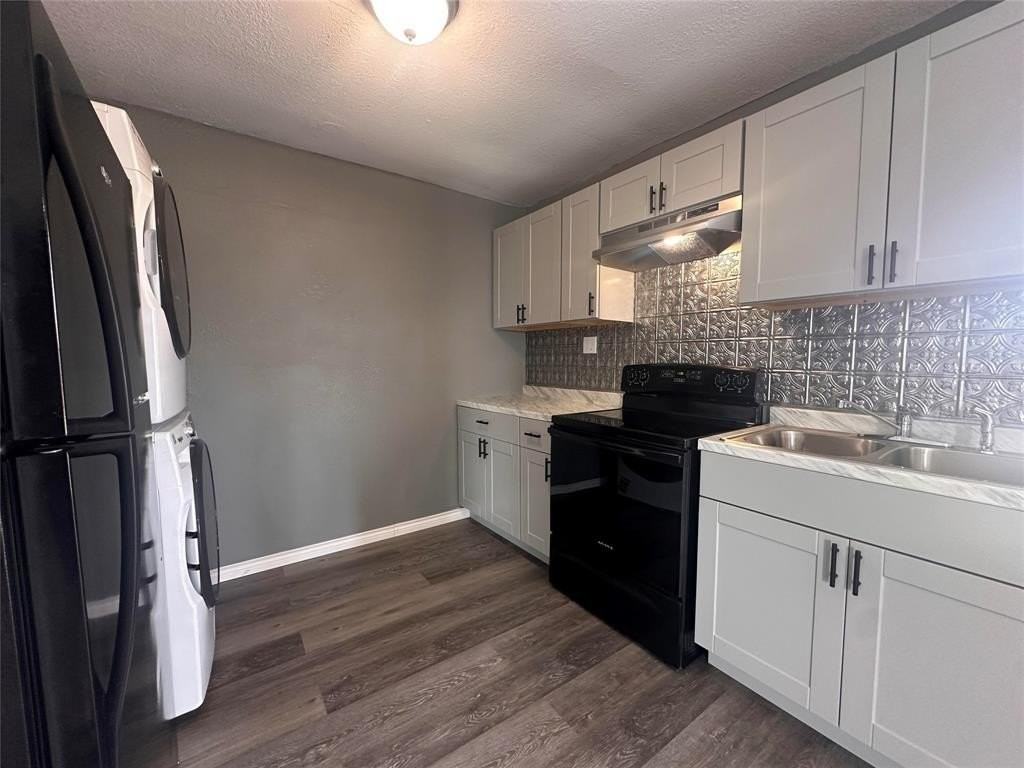 230 Bell St - Photo 4 of 8