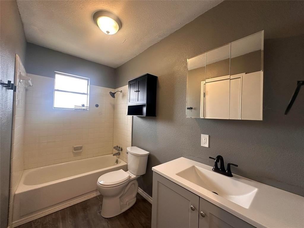 230 Bell St - Photo 5 of 8