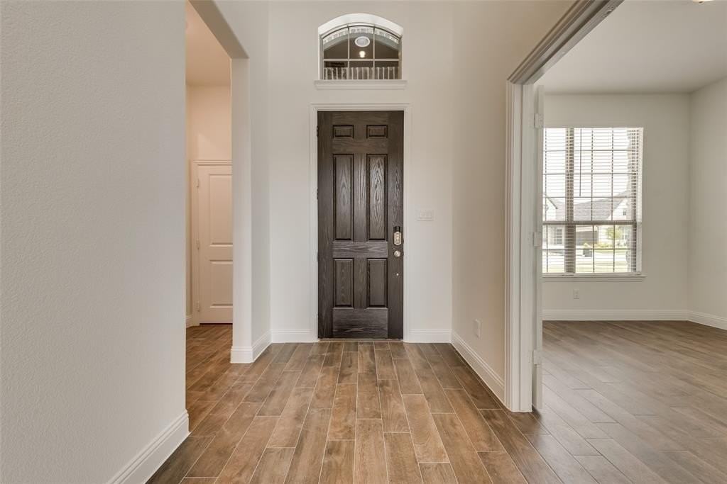 617 Montrose Dr - Photo 5 of 37