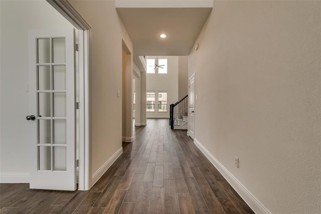 617 Montrose Dr - Photo 6 of 37