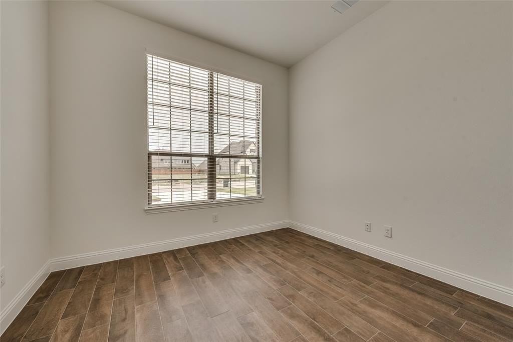 617 Montrose Dr - Photo 7 of 37