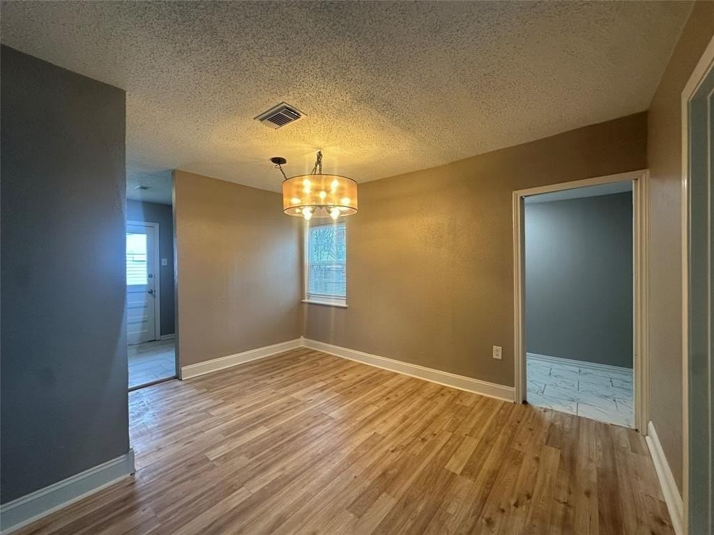 1404 Dent St - Photo 5 of 19