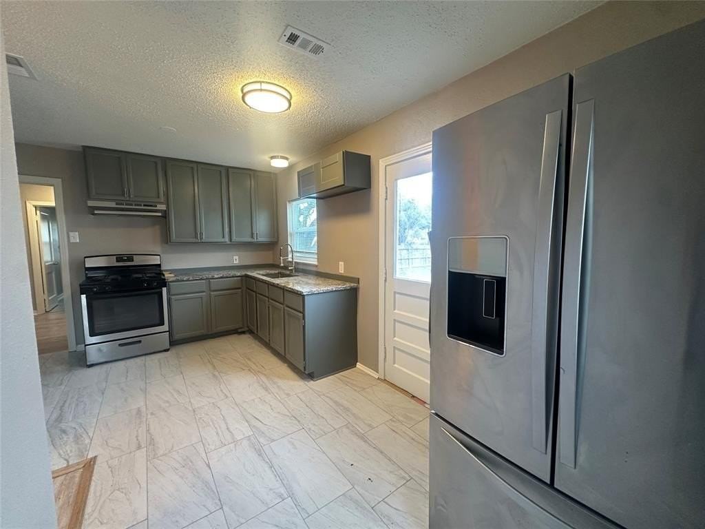 1404 Dent St - Photo 7 of 19