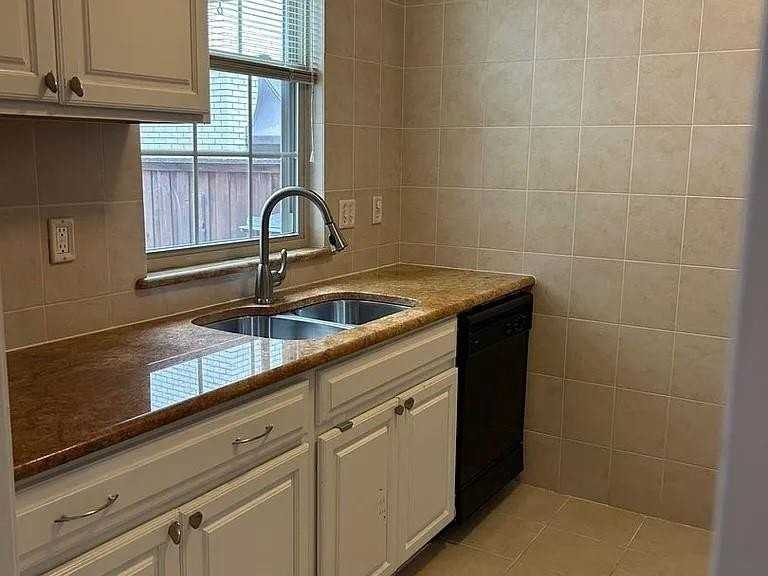 3407 Shenandoah St #B - Photo 6 of 11