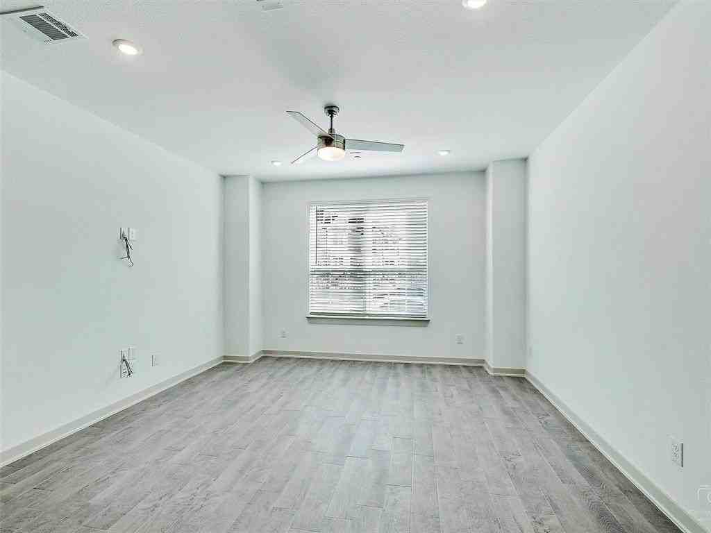 563 Eiseley Dr - Photo 4 of 27