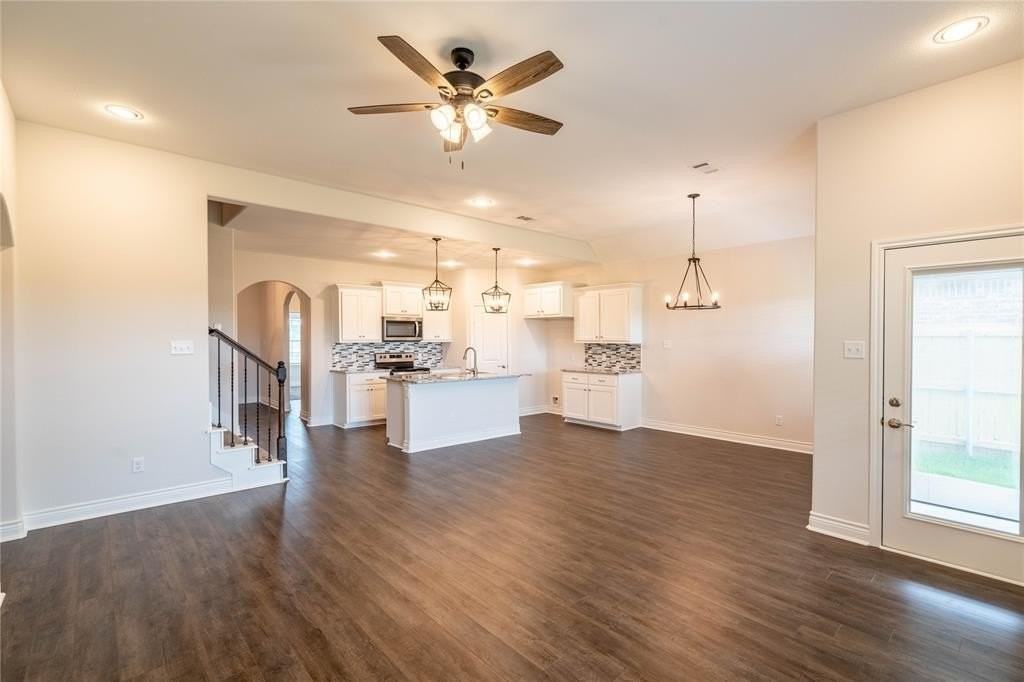 8202 Grant Ln - Photo 3 of 26