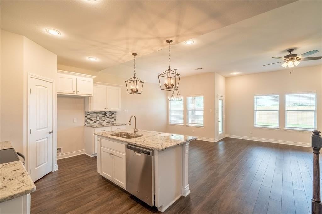 8202 Grant Ln - Photo 4 of 26