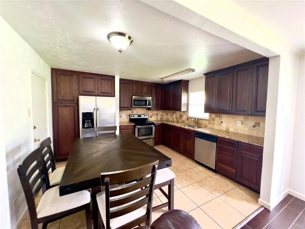 2902 Rayswood Dr - Photo 5 of 9