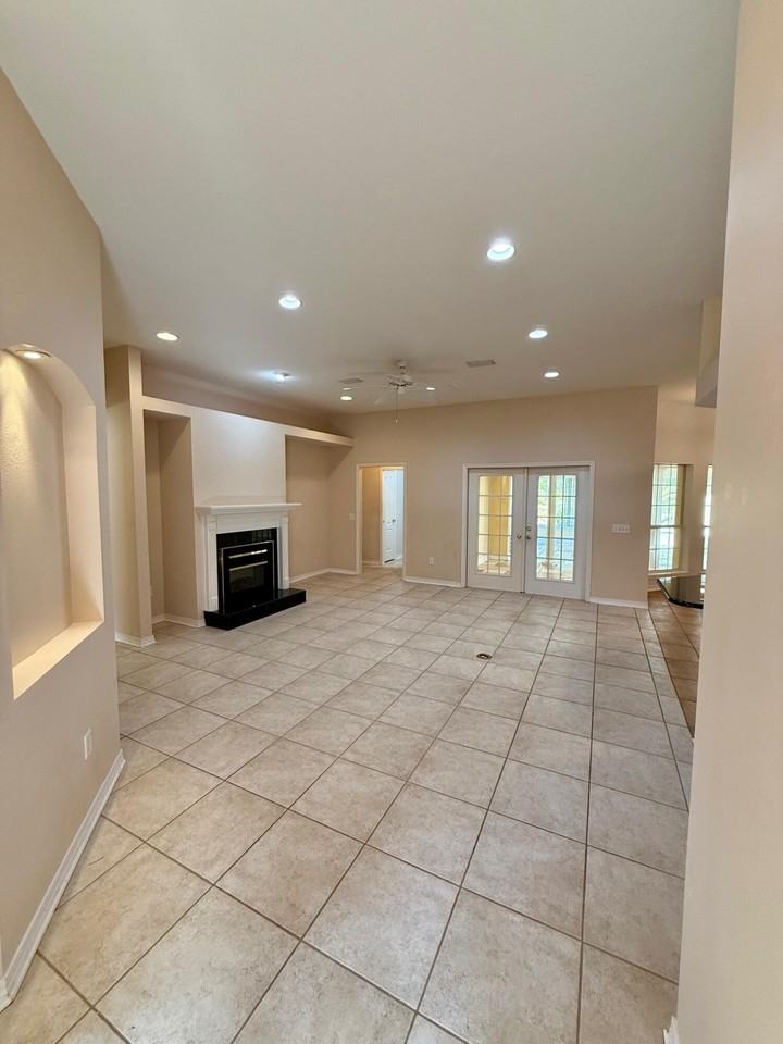 7530 Treasure St - Photo 5 of 32