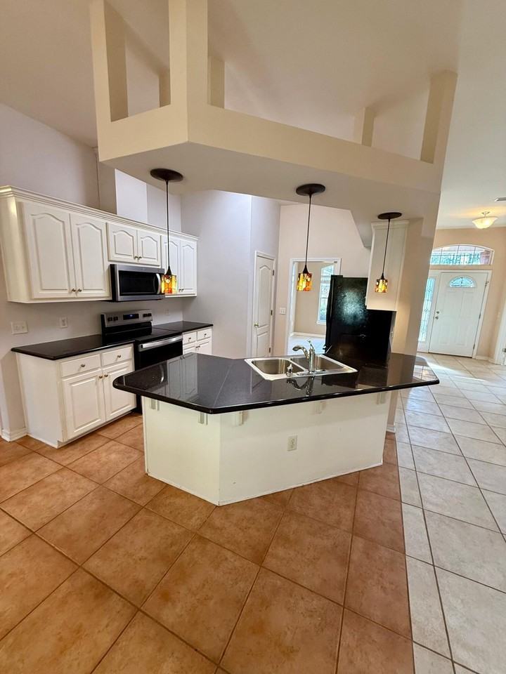 7530 Treasure St - Photo 7 of 32