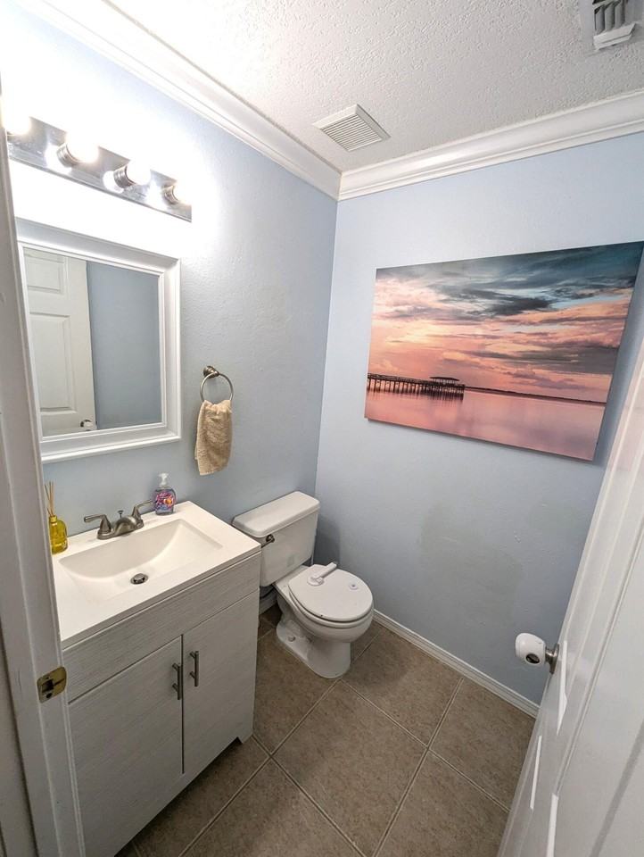 437 Bridgewater Ct - Photo 4 of 18