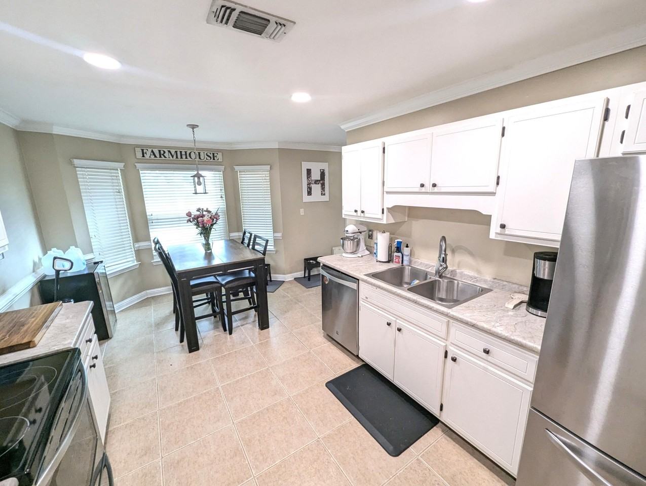 437 Bridgewater Ct - Photo 5 of 18