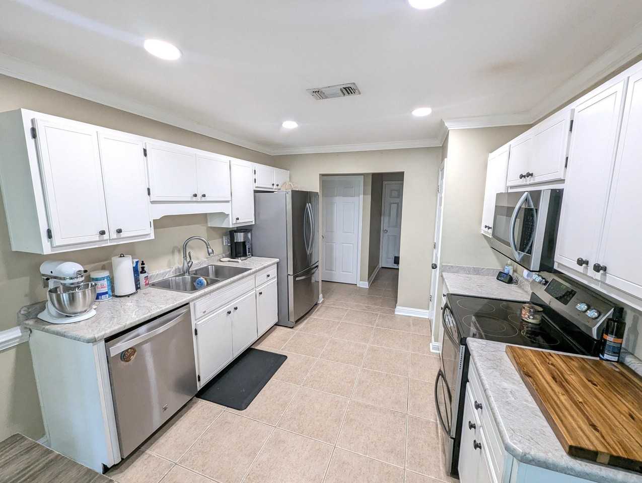 437 Bridgewater Ct - Photo 7 of 18