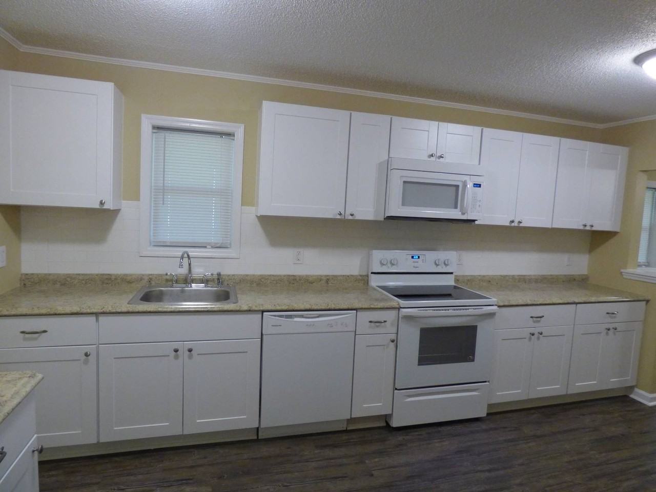 901 Barn St - Photo 2 of 10