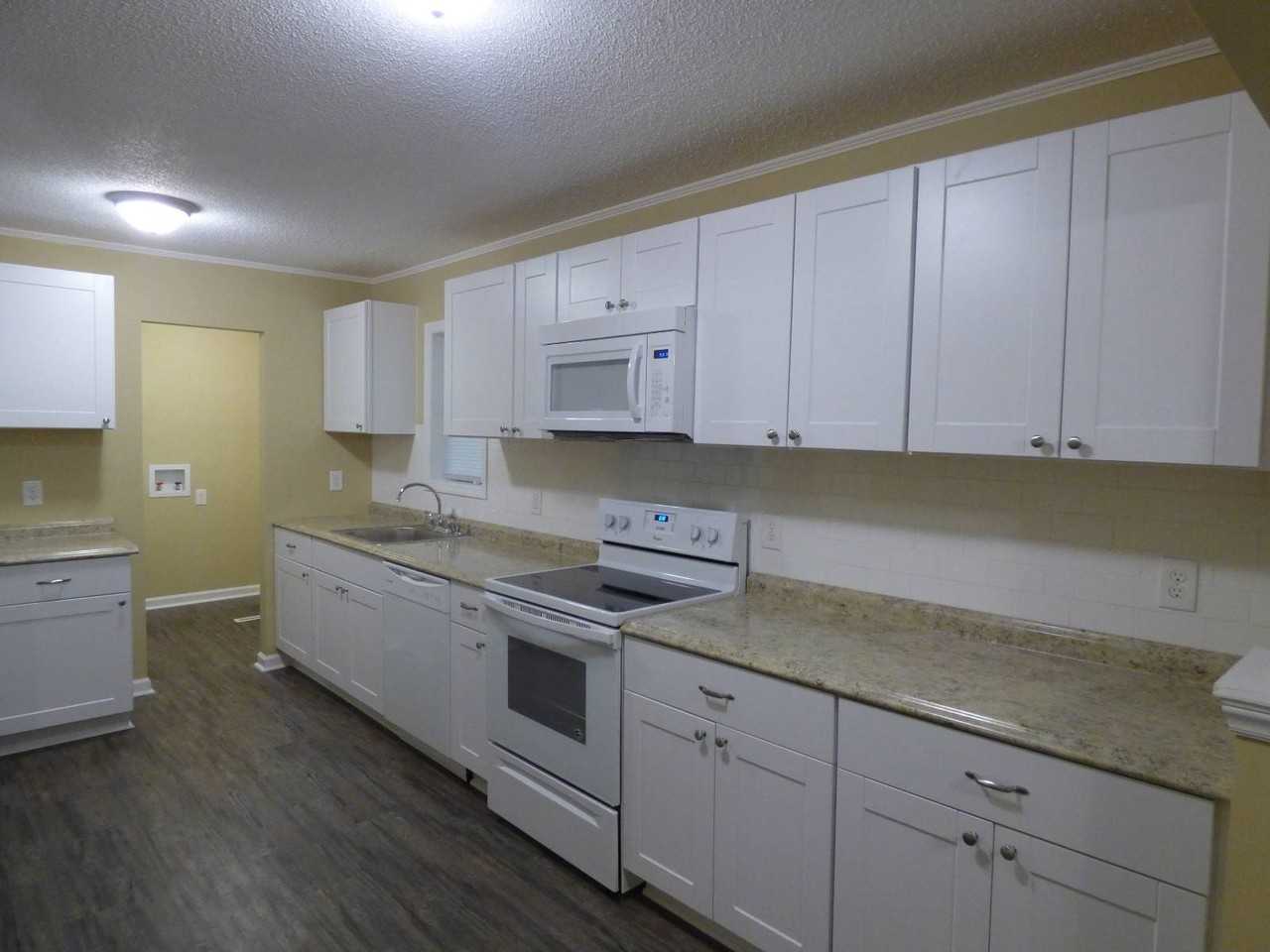 901 Barn St - Photo 3 of 10