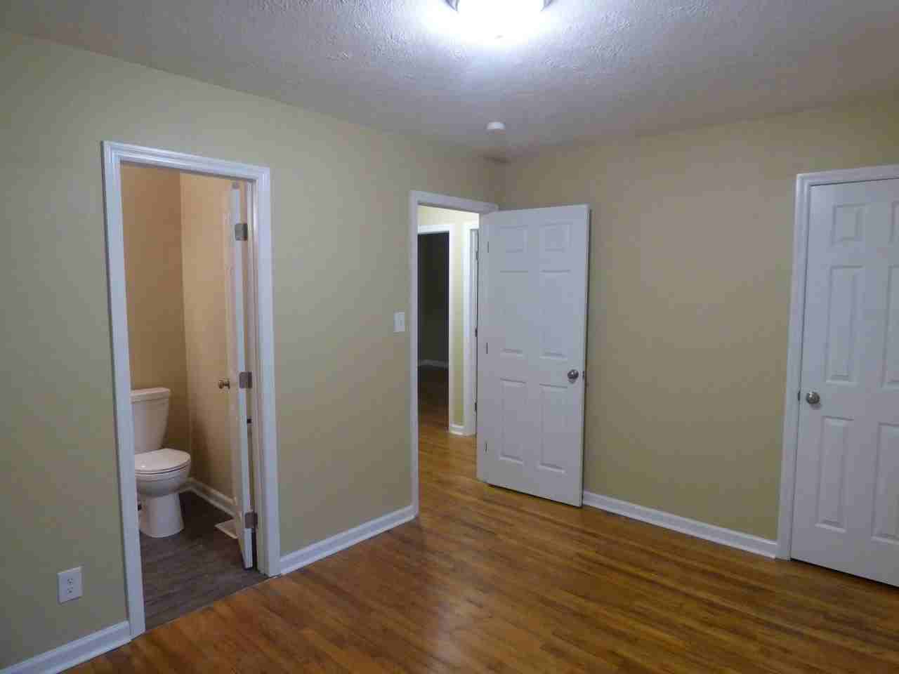 901 Barn St - Photo 5 of 10