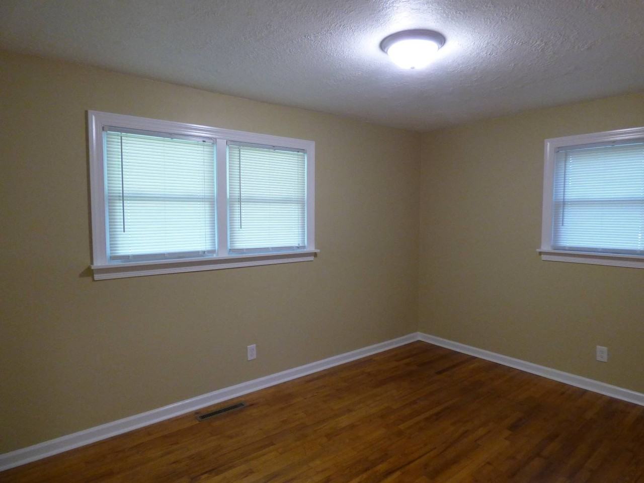 901 Barn St - Photo 6 of 10