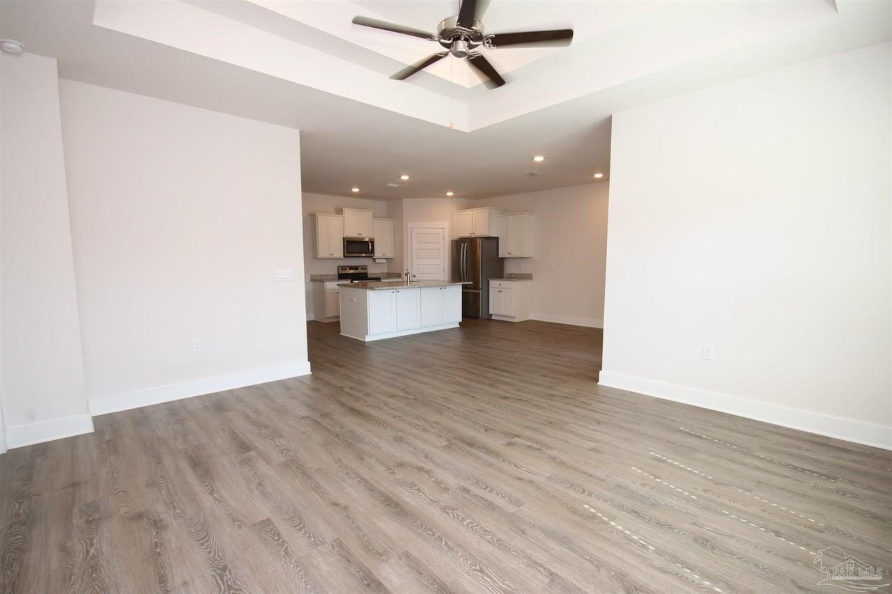 5788 Danbury Blvd - Photo 6 of 32