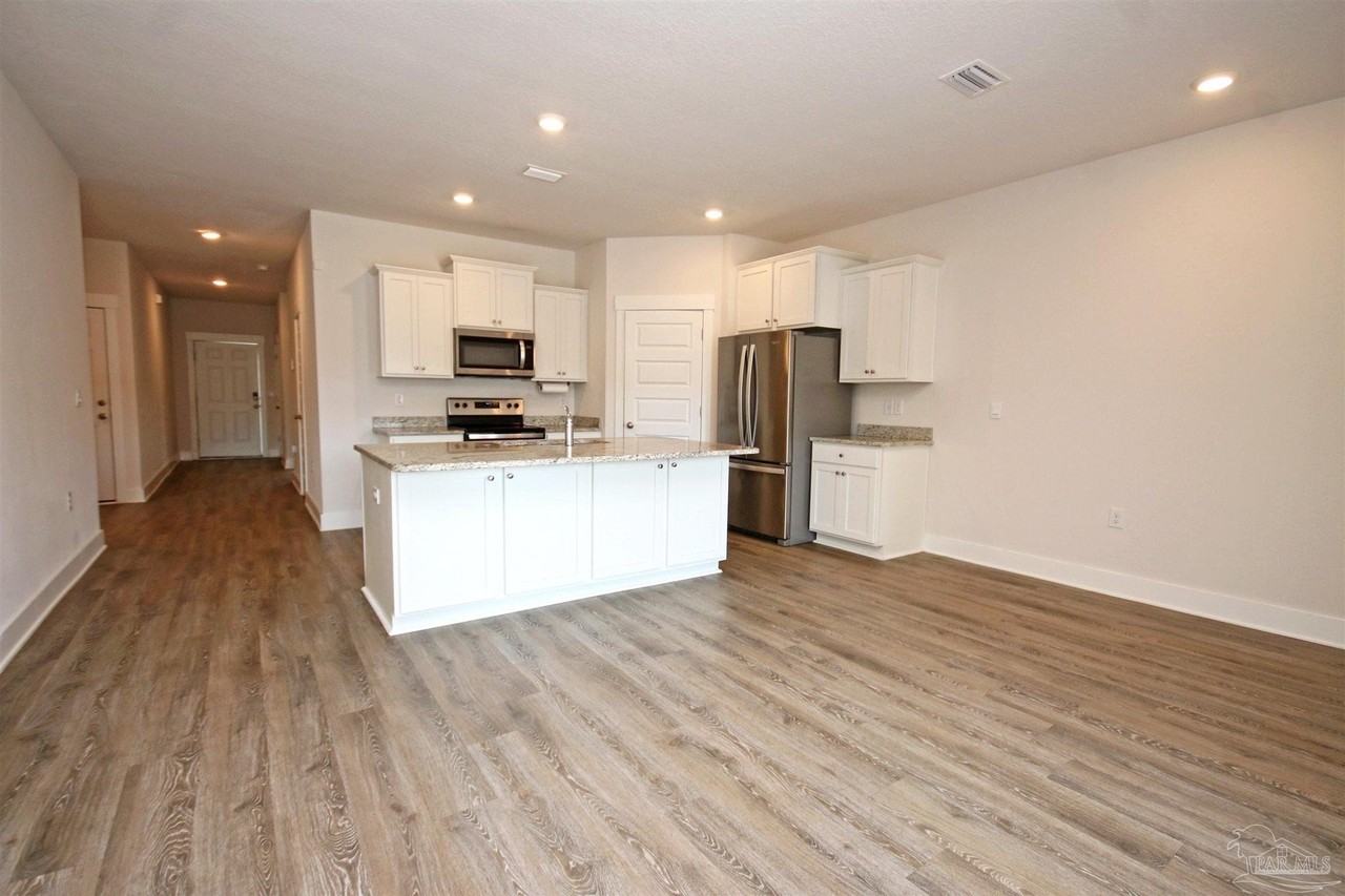 5788 Danbury Blvd - Photo 7 of 32