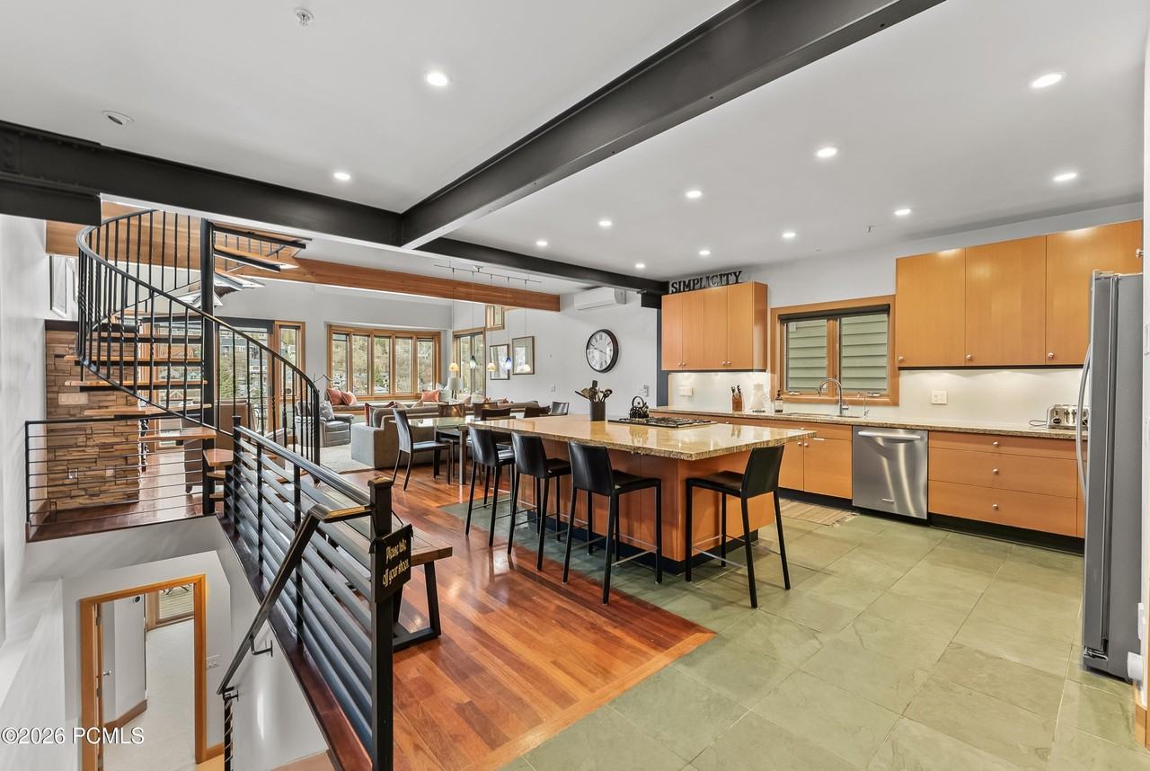 265 Ontario Ave - Photo 2 of 37