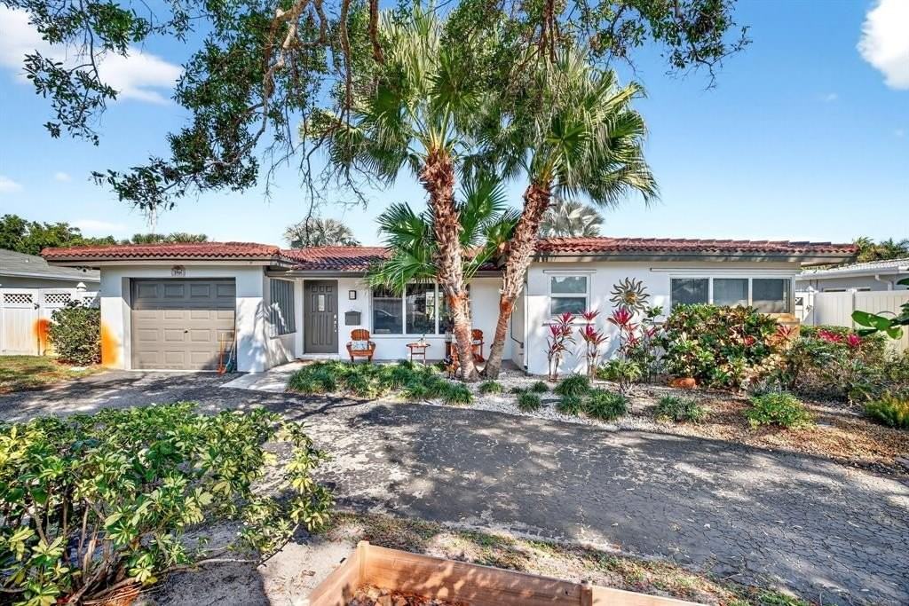 1961 Ne 29th St - Photo 2 of 43