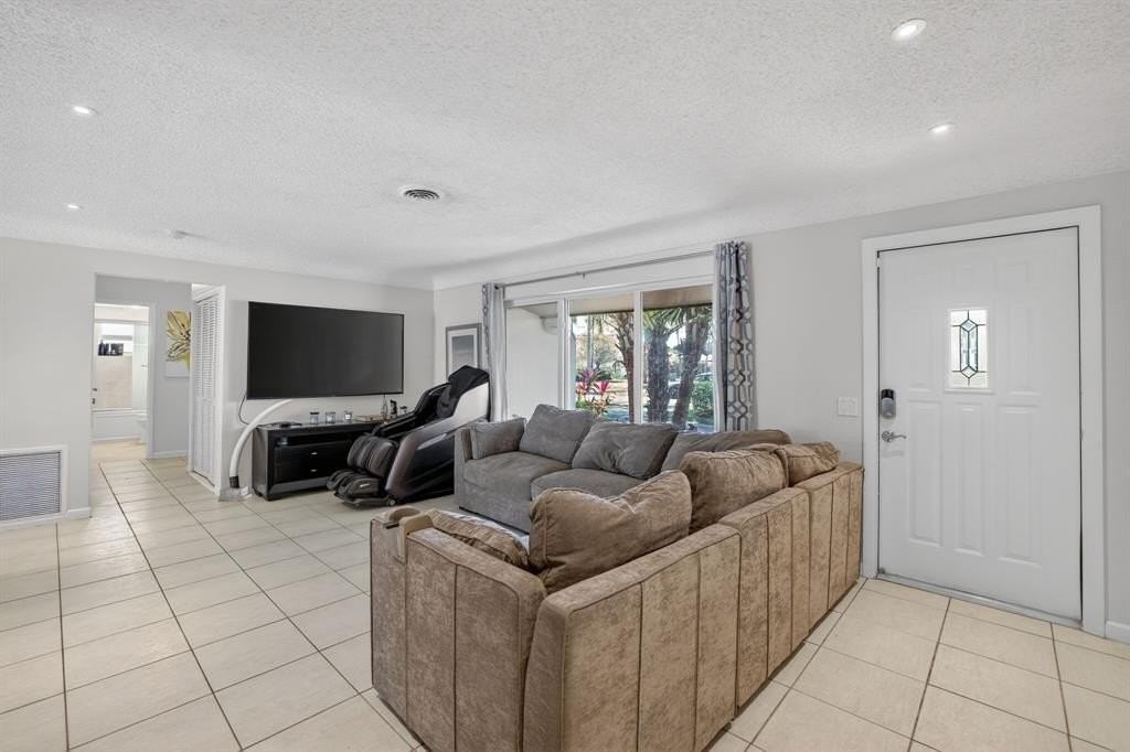 1961 Ne 29th St - Photo 6 of 43