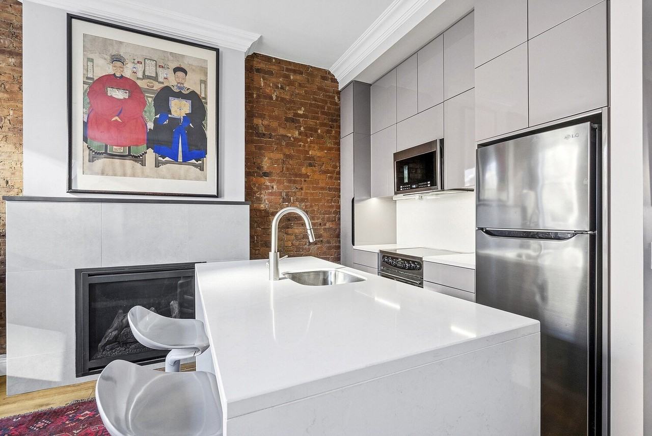 459 W 47th St #2R - Photo 3 of 7