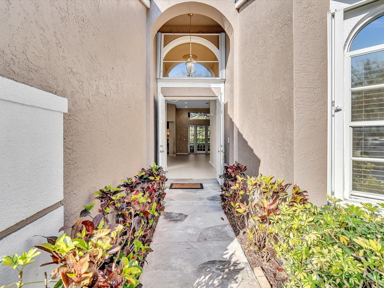 6419 Stonehurst Cir - Photo 4 of 50