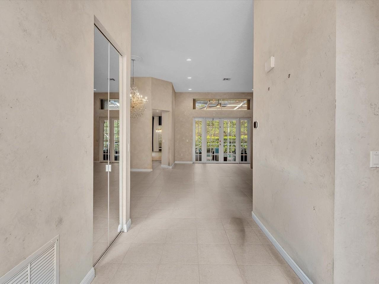 6419 Stonehurst Cir - Photo 5 of 50