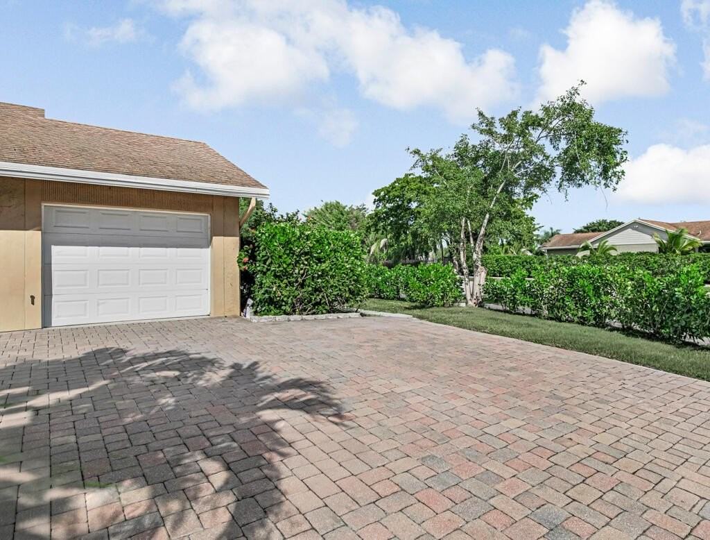 6255 Timberlakes Way - Photo 4 of 32