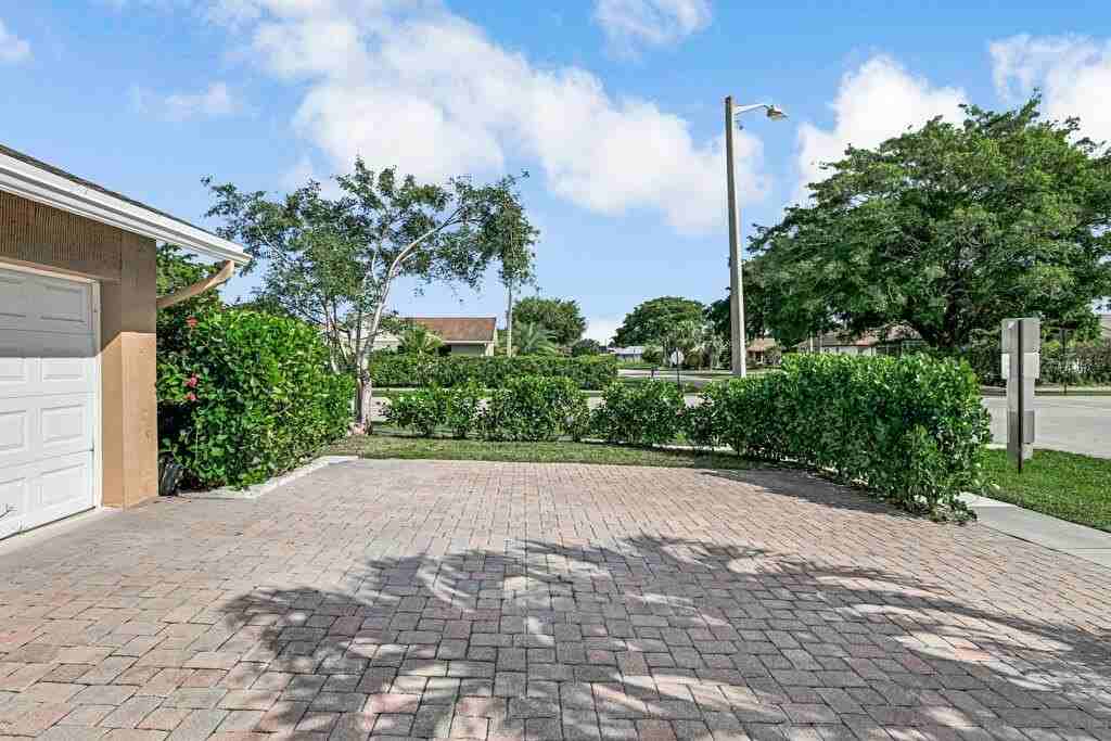 6255 Timberlakes Way - Photo 5 of 32