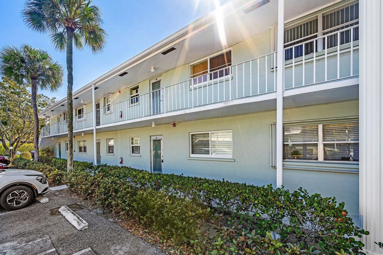 2440 Sw 22nd Ave - Photo 2 of 35