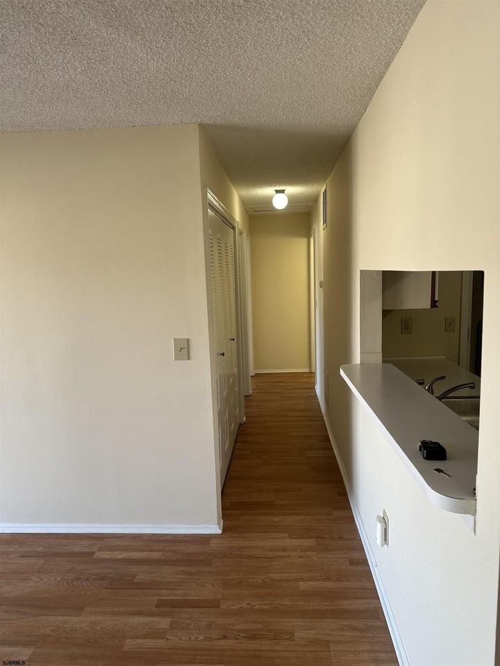 203 Colonial Ct - Photo 4 of 15