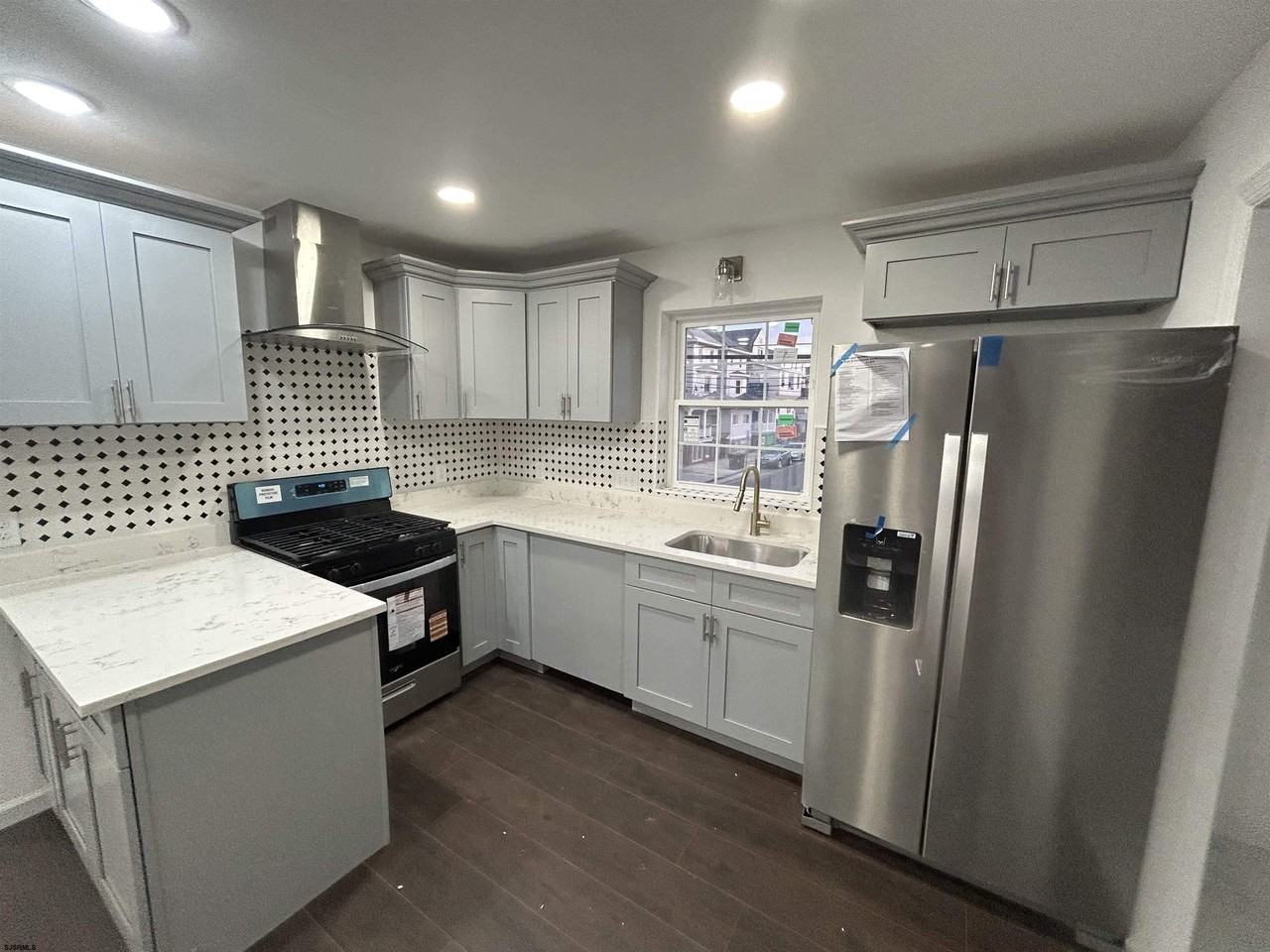 2821 Arctic Ave - Photo 2 of 10