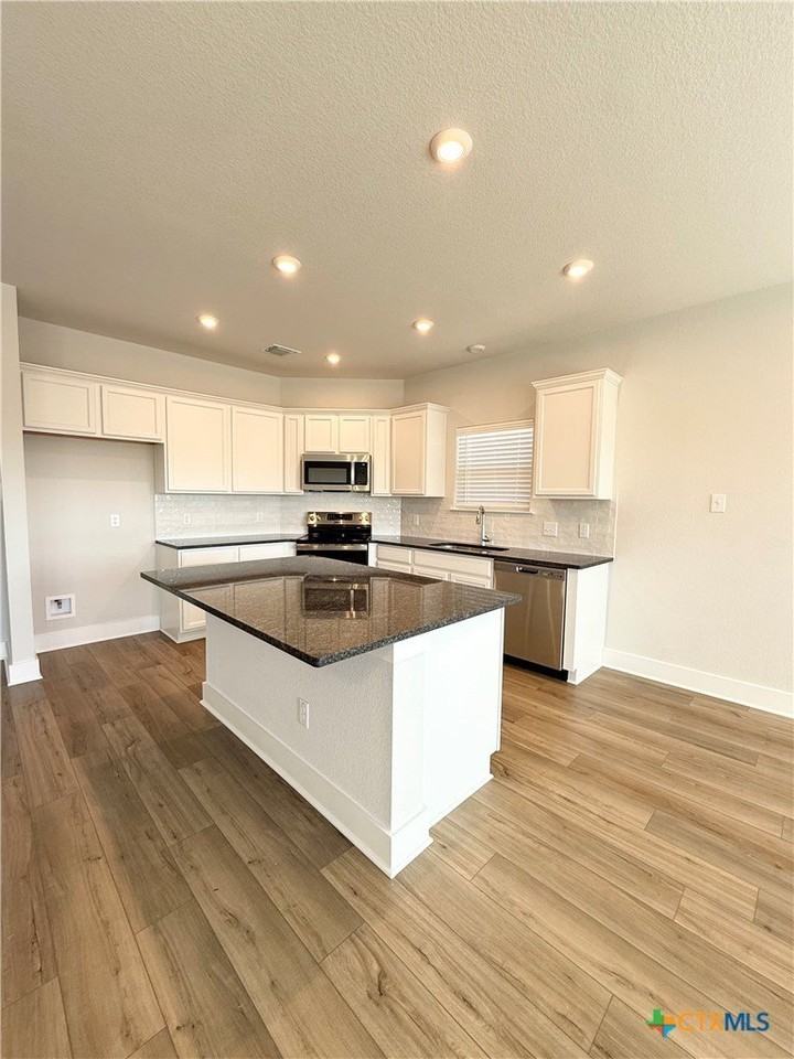 4561 Allison Dr - Photo 6 of 32