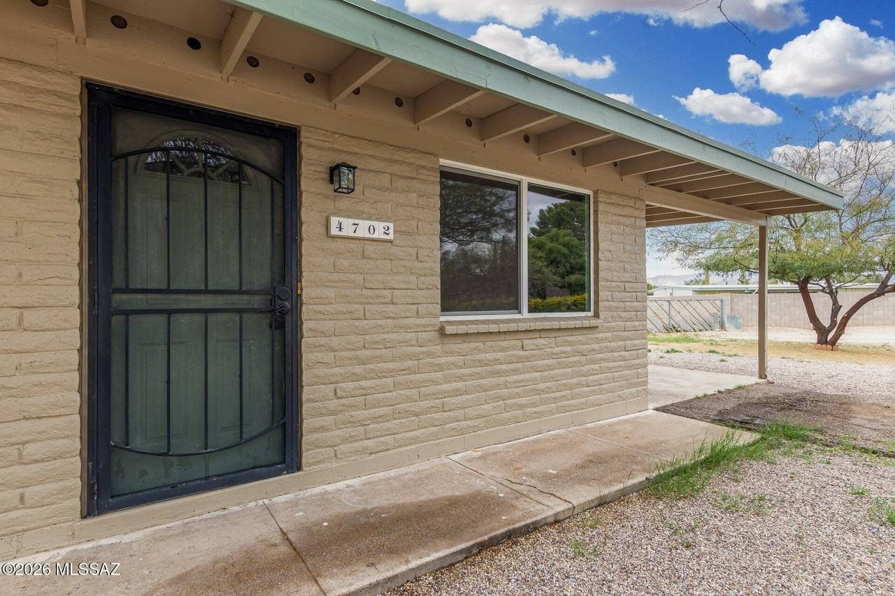 4702 S Apple Tree Ave - Photo 3 of 25