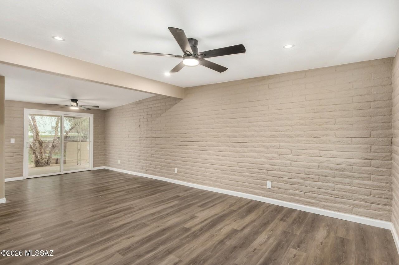 4702 S Apple Tree Ave - Photo 4 of 25