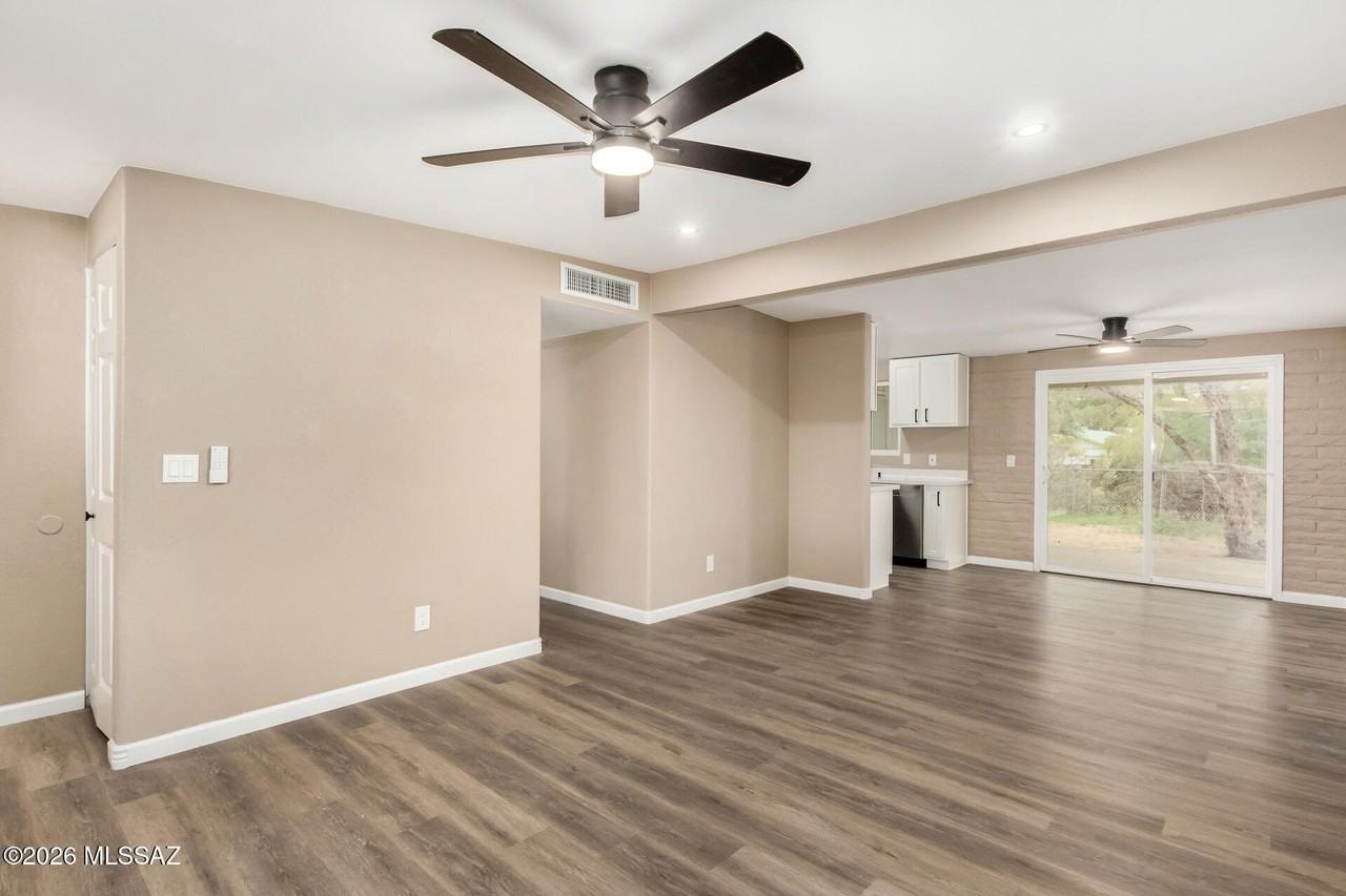 4702 S Apple Tree Ave - Photo 5 of 25