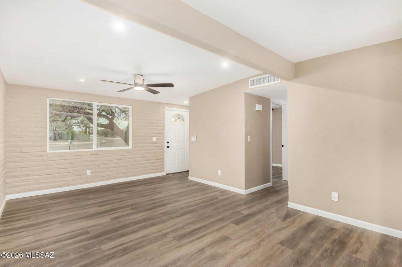 4702 S Apple Tree Ave - Photo 6 of 25