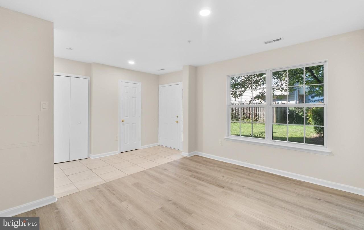 111 Cavenrock Ct - Photo 5 of 42