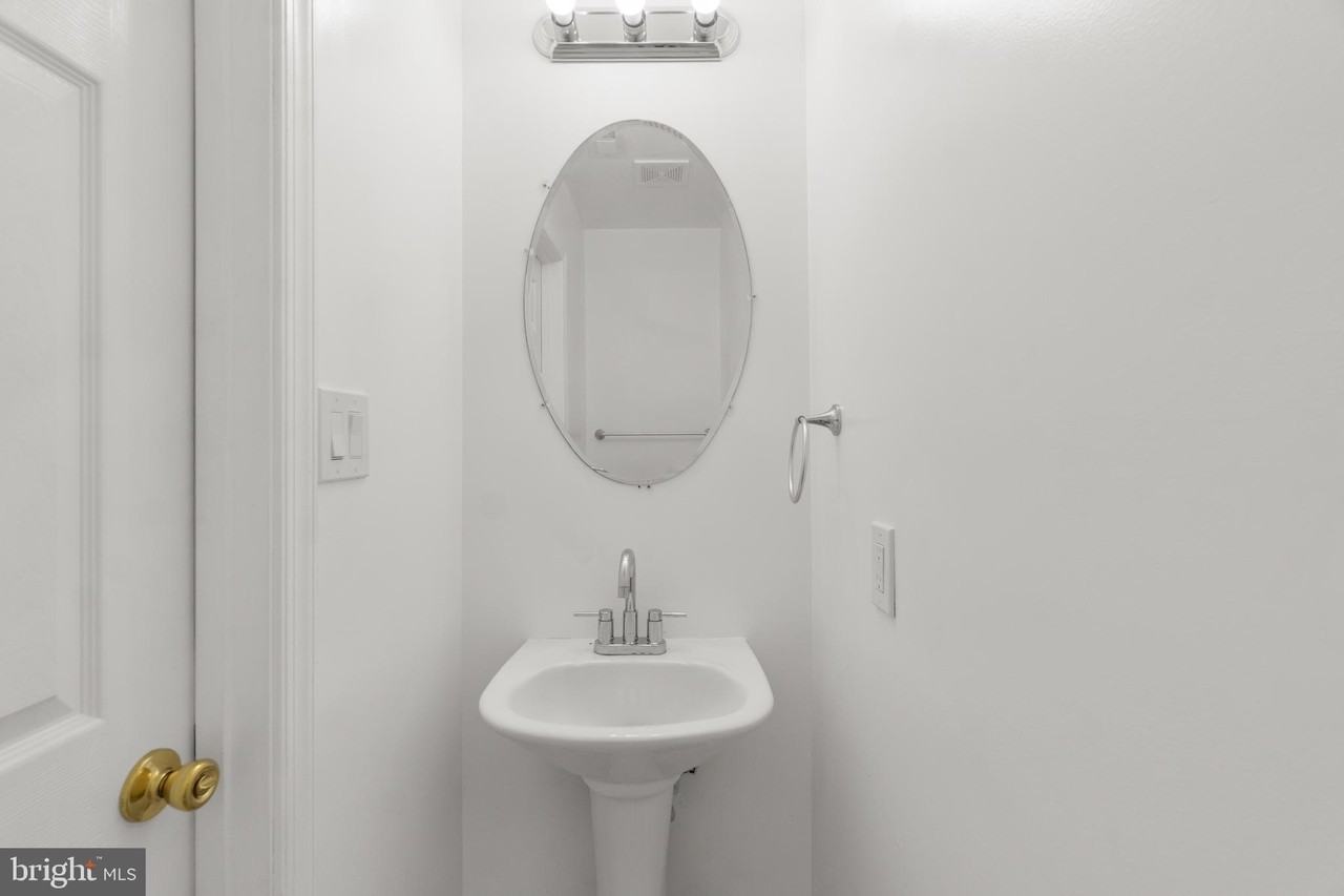 111 Cavenrock Ct - Photo 7 of 42