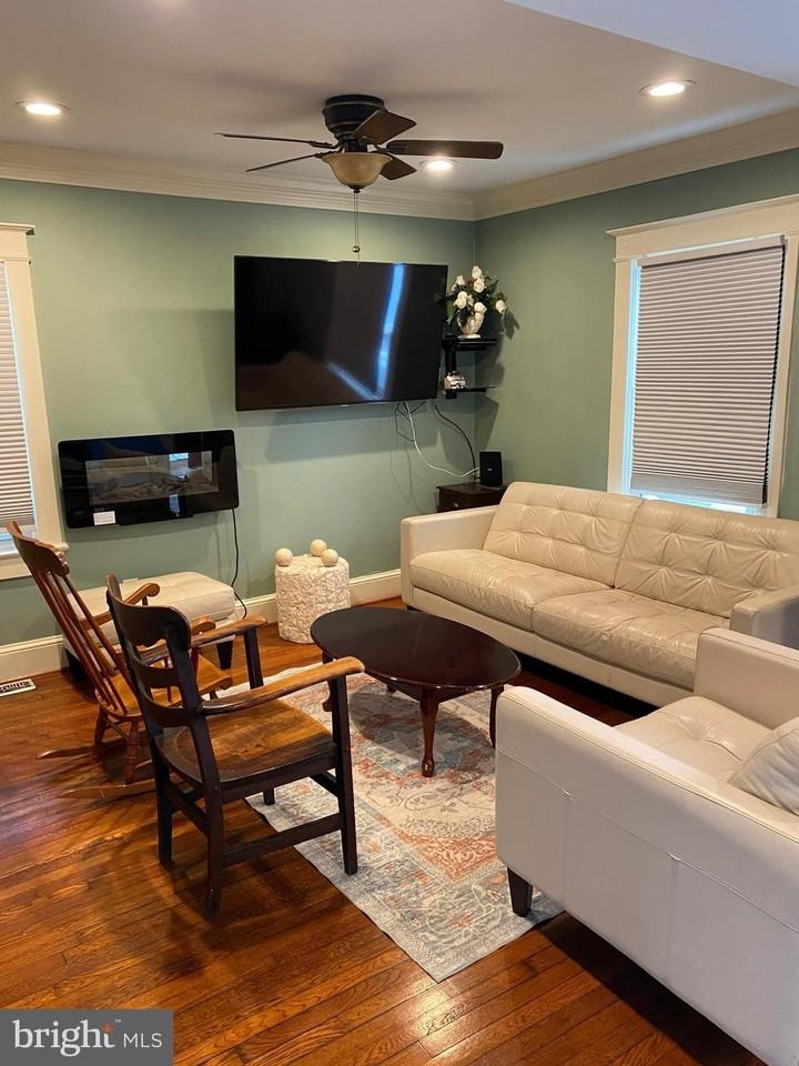 4531 32nd St - Photo 5 of 13