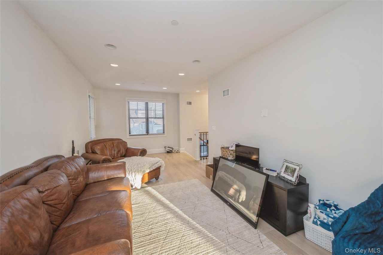 400 Shore Rd - Photo 5 of 28