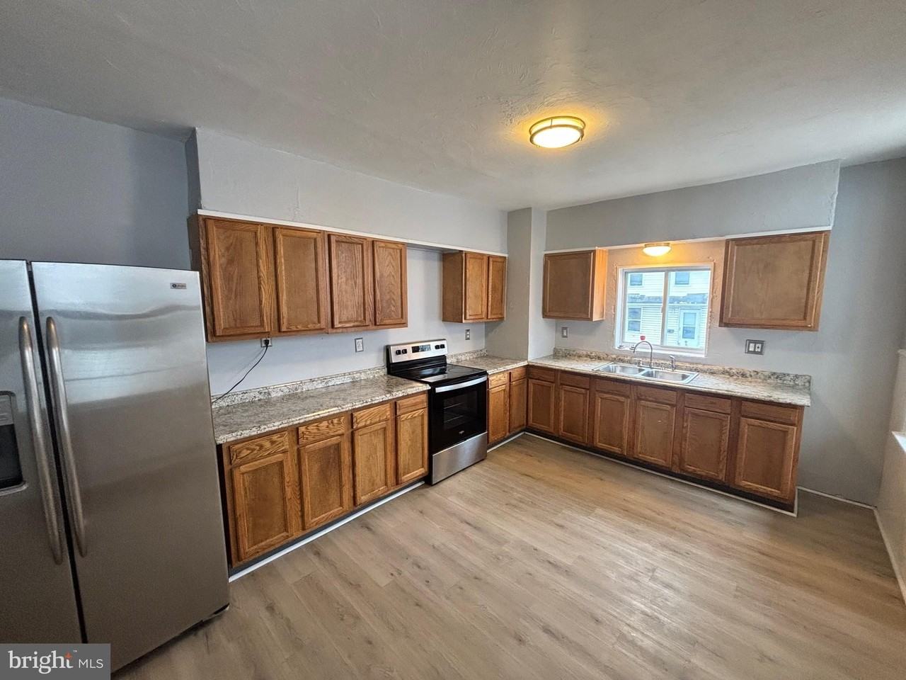 202 Park Pl - Photo 2 of 11