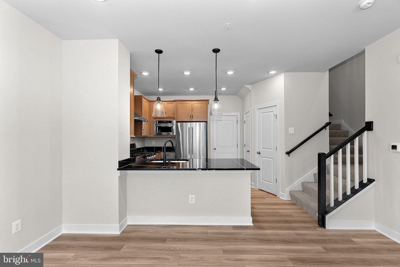 45163 Drowes Ter - Photo 7 of 34